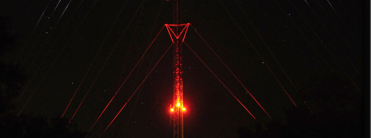 Communication tower with steady-burning lights. Photo: Rich Anderson/Flickr
